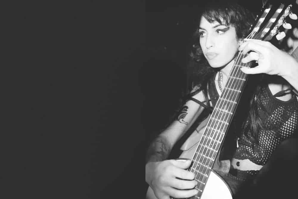 Amy Winehouse playing the guitar