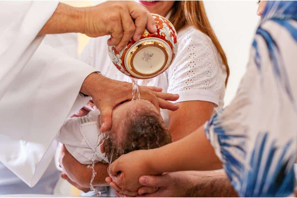Washing of the head of a baby during a baptism